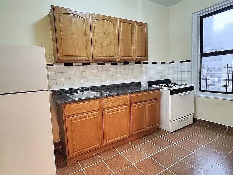 2420 Creston Ave #2C — Photo 1