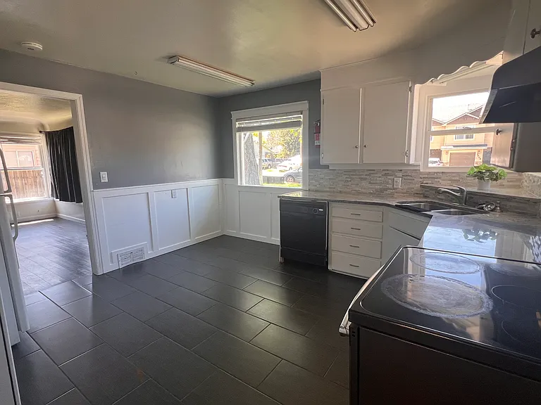 2411 S Illinois Ave — Photo 5