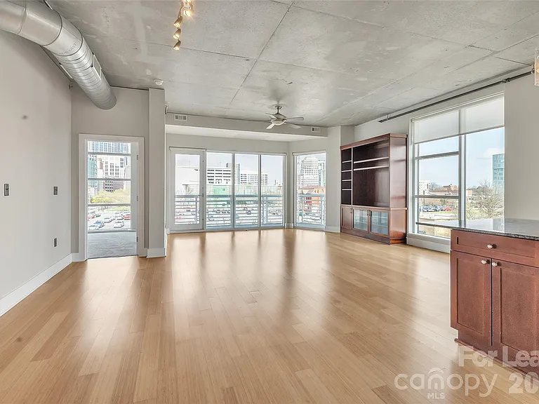 505 E 6th St #504 — Photo 3