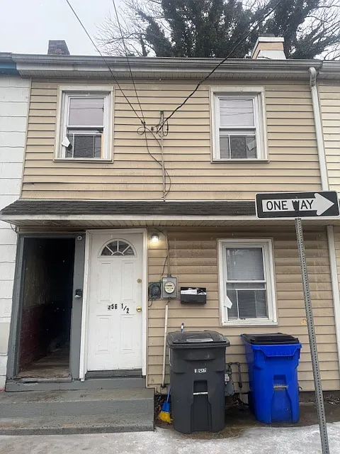 356 1/2 Apple St #1