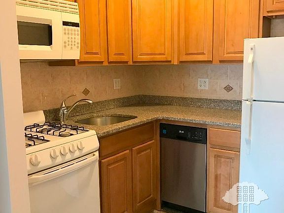 3rd image of 441 Graham Ave APT 2F