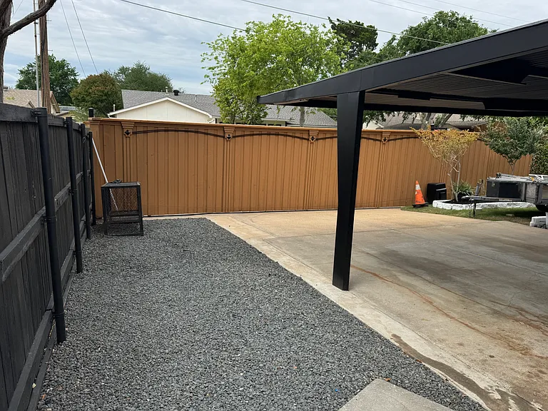 1705 Hawthorne Ln — Photo 6