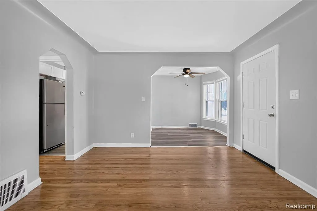 3 bed, 1.5 bath, 1016 sqft, $1,400 — Photo 3