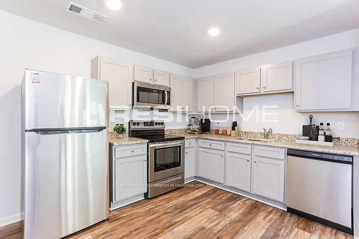 3 bed, 2.5 bath, 1688 sqft, $1,845 — Photo 4