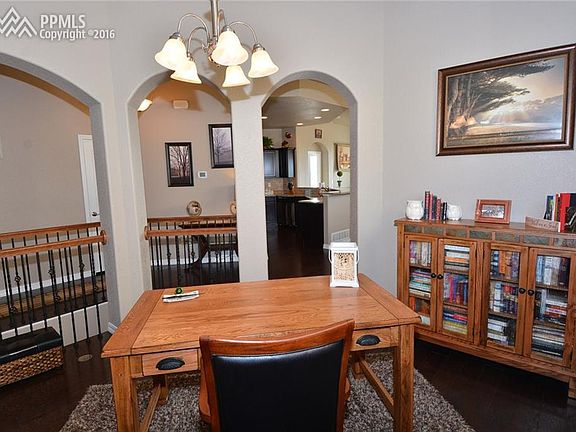 FORMAL DINING ROOM OR OFFICE SPACE