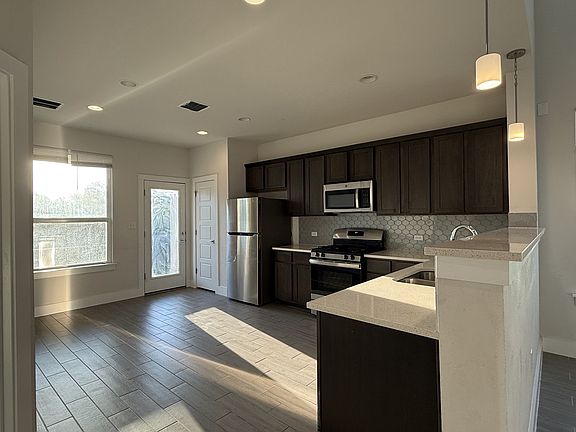 4th image of 569 Peace Dr