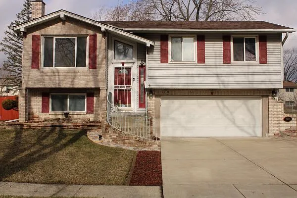 1028 Ashridge Ln photo 1