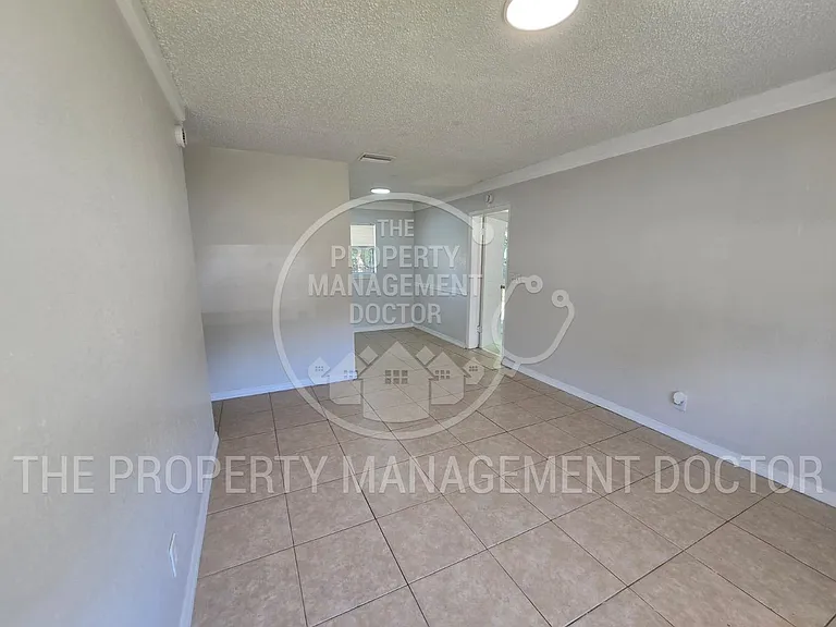4914 S 84th St — Photo 5