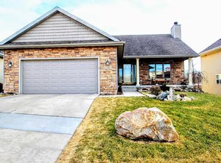 5201 Walnut Ridge Dr, Des Moines, IA 50317