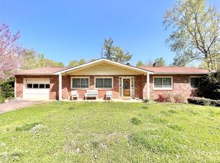 5568 Southshore Ct, Hickory, NC 28601