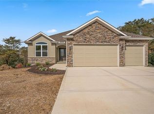 706 Apache Ct, Smithville, MO 64089