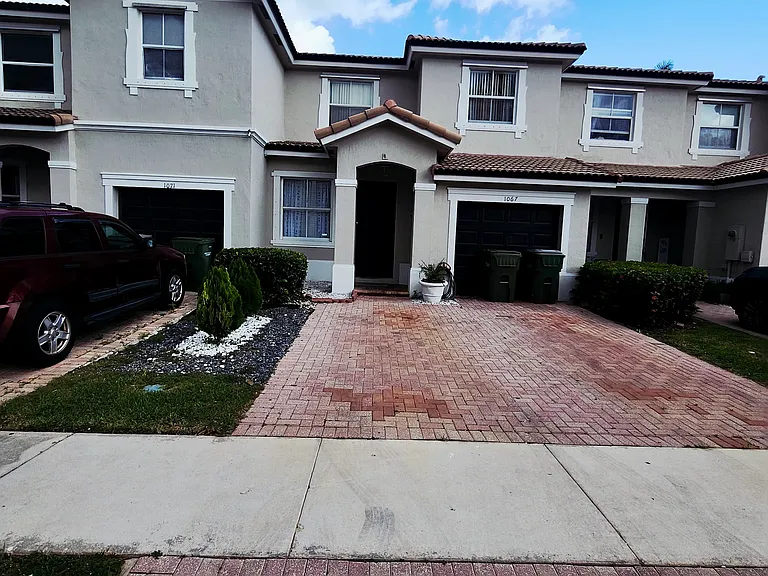 1067 NE 41st Pl — Photo 1