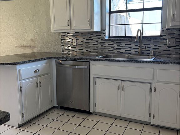 3rd image of 1421 Lakehurst Dr