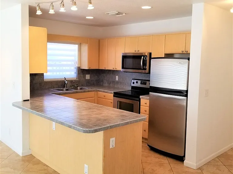 3221 SW 15th Ave — Photo 3
