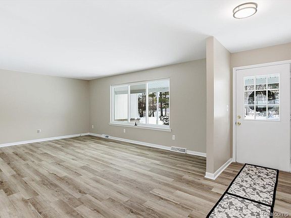 5th image of 5837 Lakeshore Rd