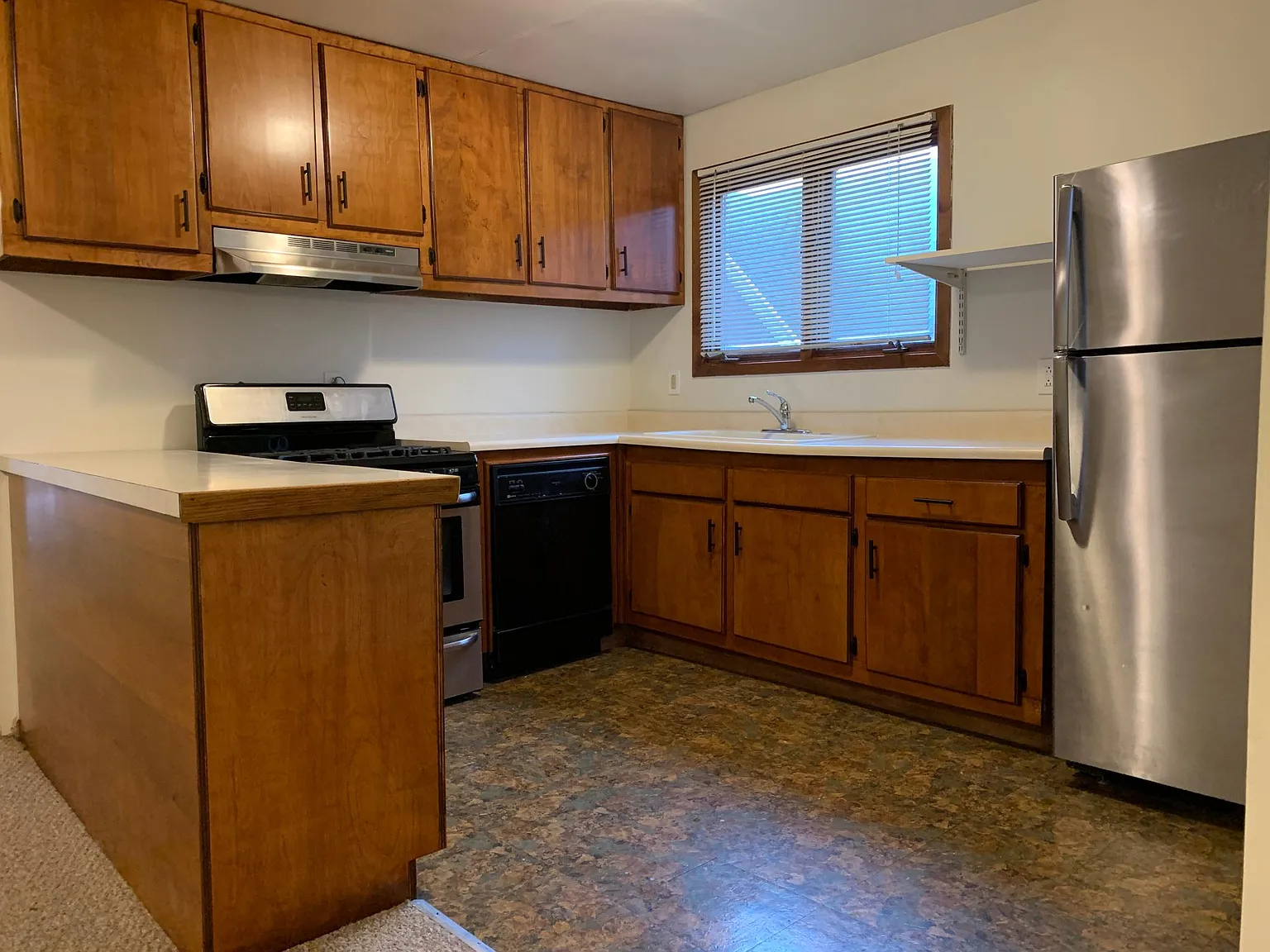 2 bed, 1000 sqft, $1,400 — Photo 2