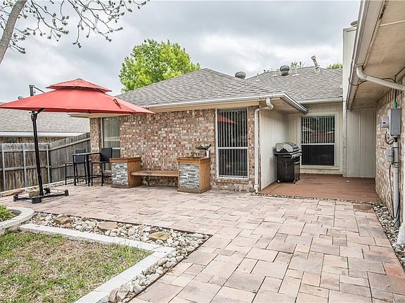 2nd image of 2527 Palisades Pl