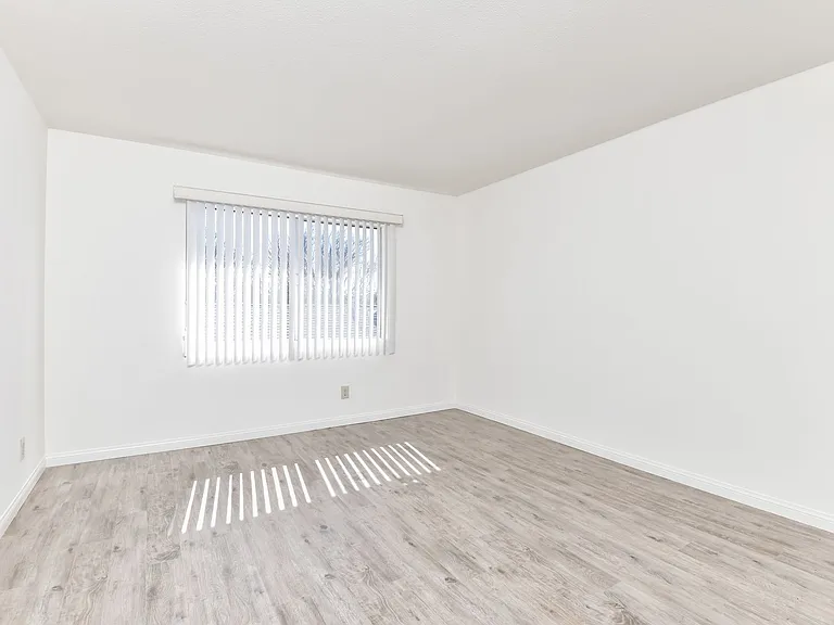 1799 N Hollywood Way — Photo 40