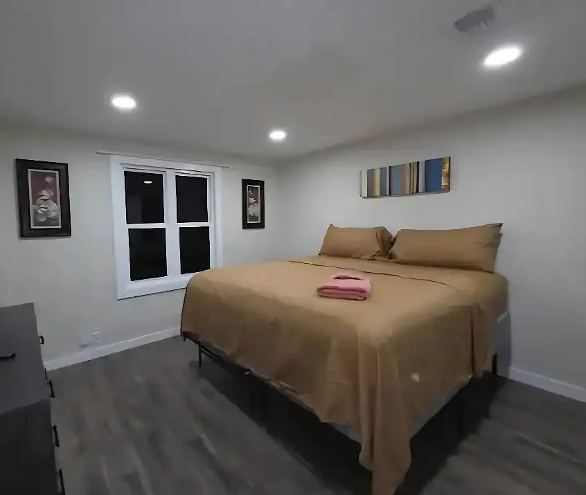 2 bed, 2.0 bath, 1200 sqft, $2,707 — Photo 2