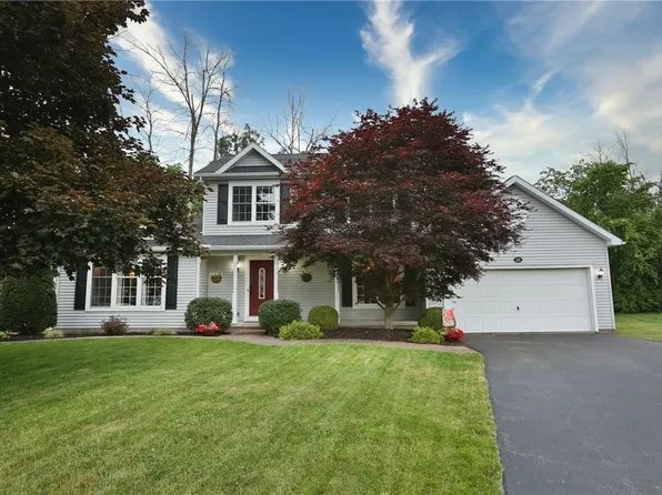 26 Scarlet Pine Cir, Brockport, NY 14420