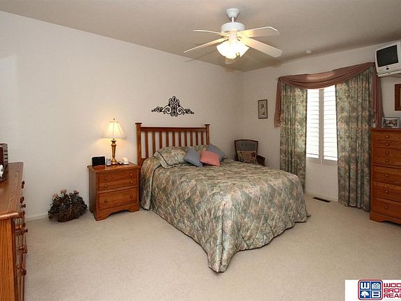 3rd image of 6911 Summerset Cir