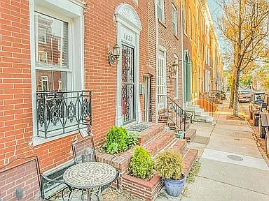 1423 William St