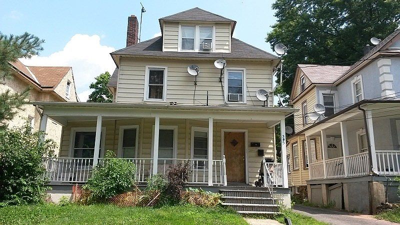 2nd image of 305 Clinton Ave
