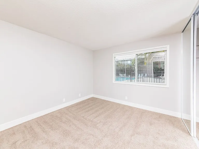 Poets Corner Apartments — Photo 25