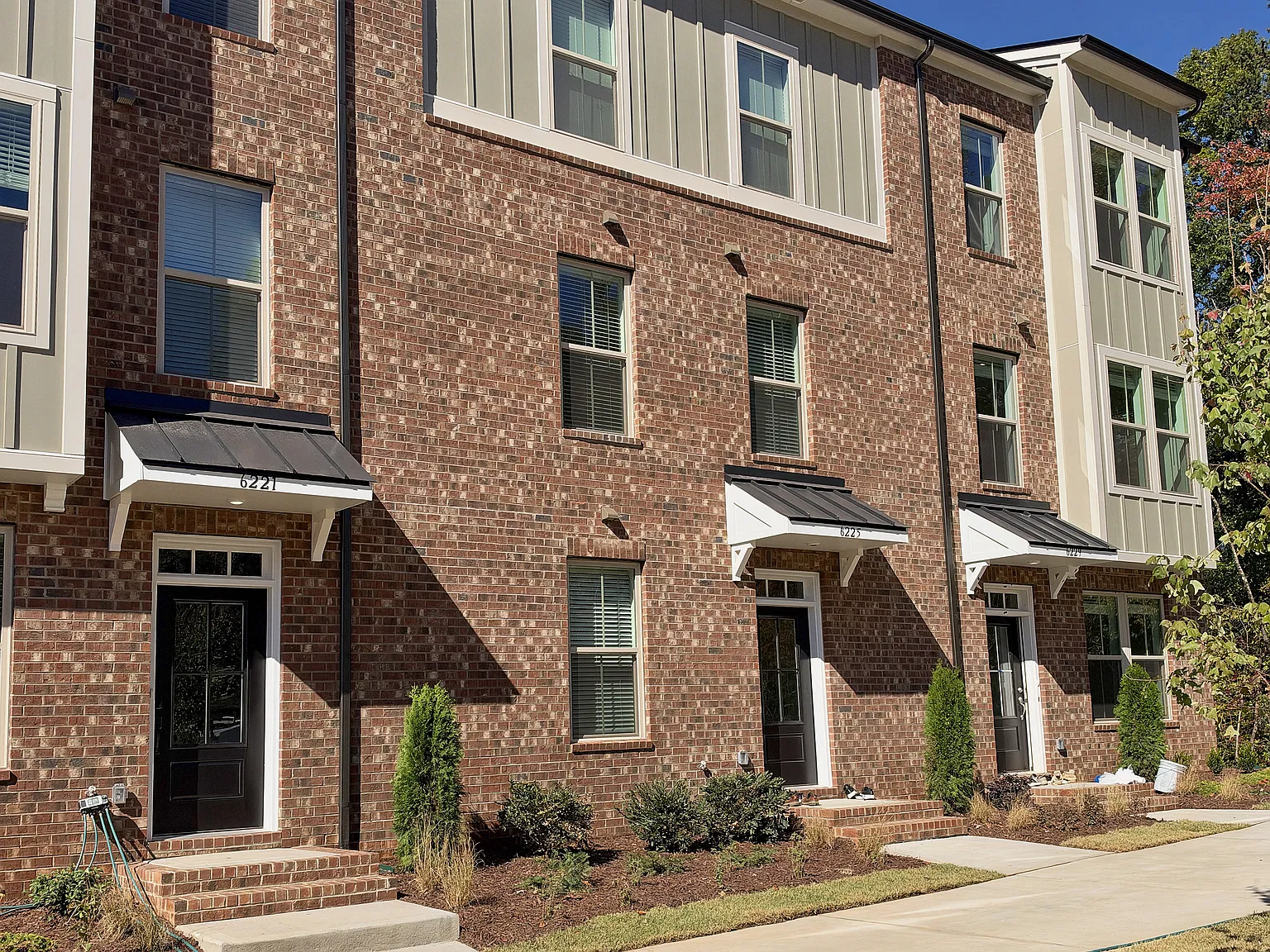 3 bed, 1906 sqft, $2,695 — Photo 2