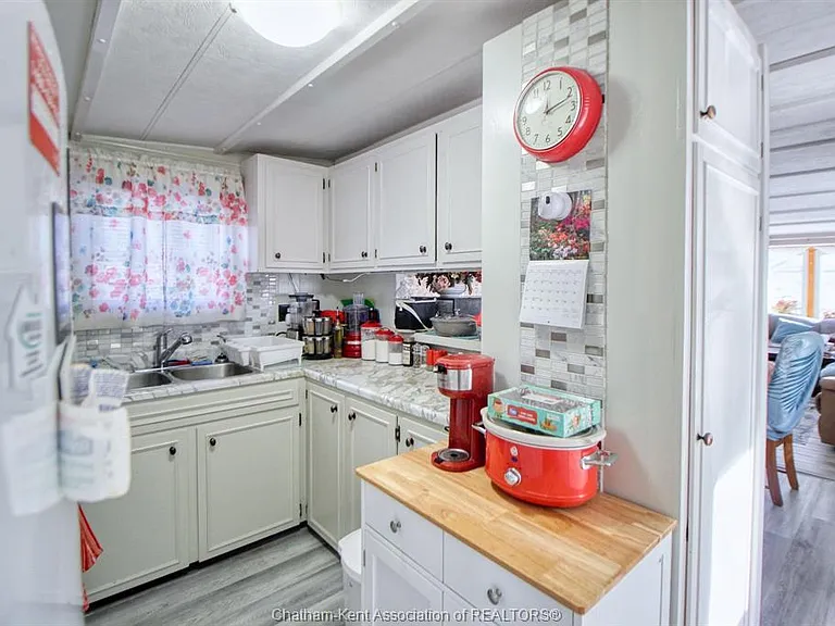 88 Essex Ct — Photo 9