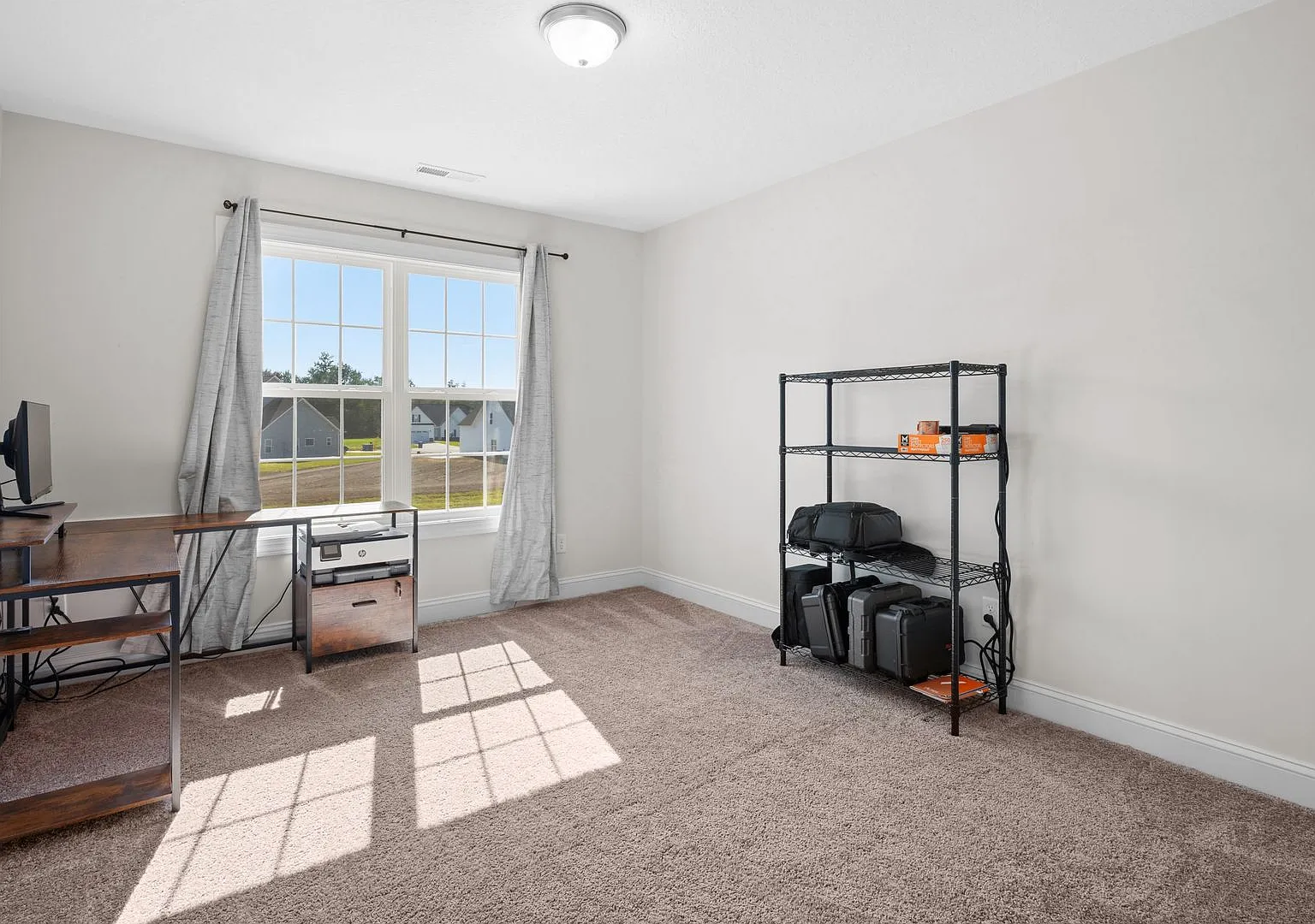 Perfect 4 bedroom & 2 1/2 bath! — Photo 3