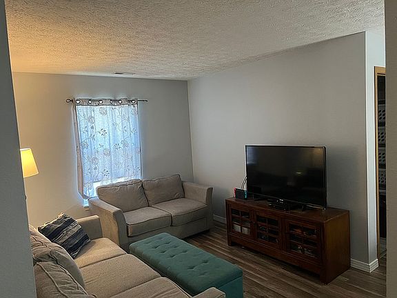 4th image of 414 Bluegrass Dr