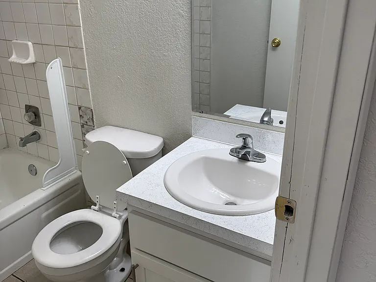 1025 W Entiat Ave #D16 — Photo 6