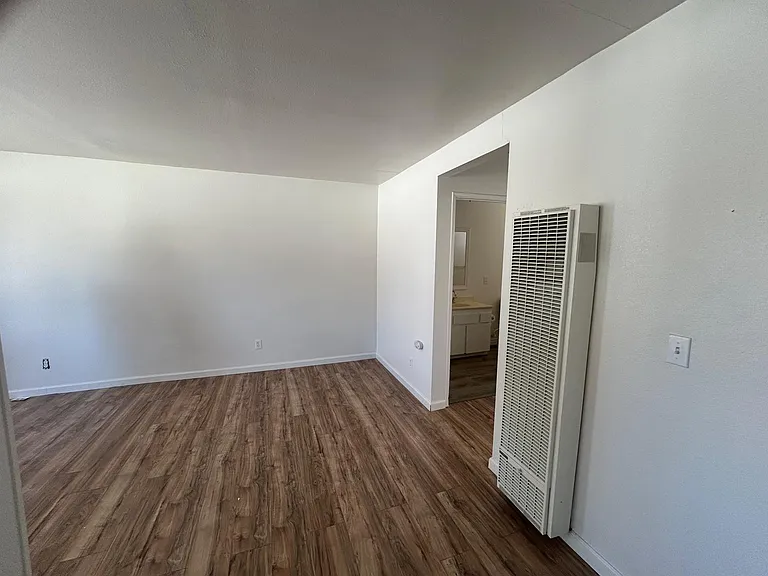 15430 Meyer Rd #5 — Photo 4