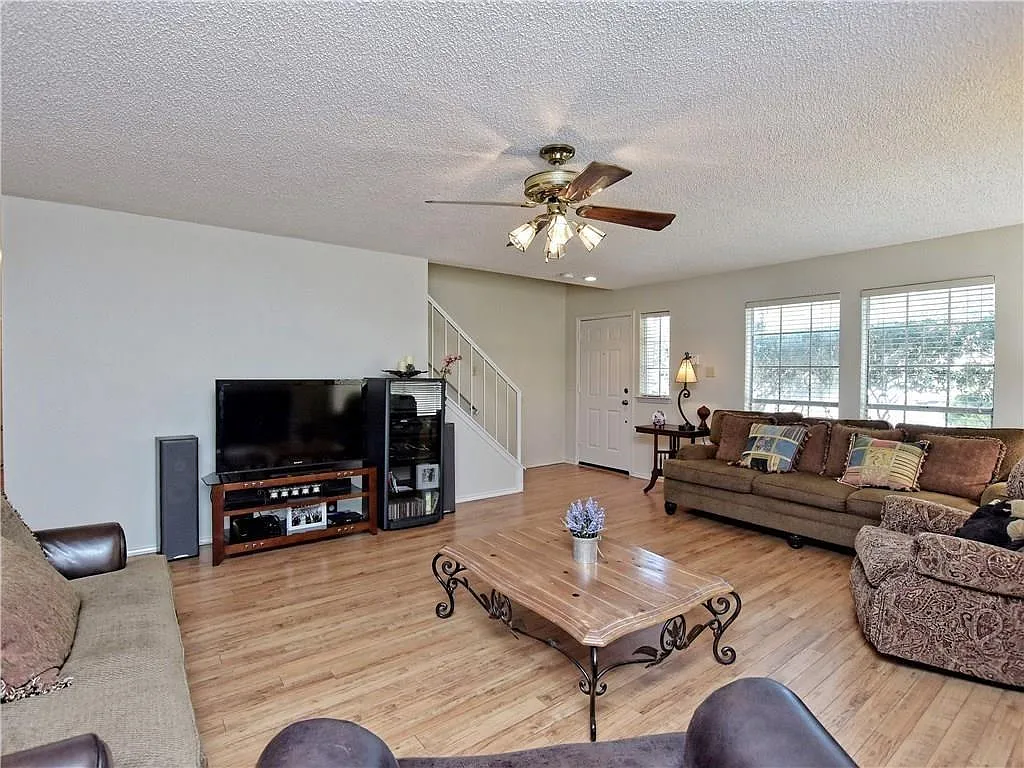4 bed, 3.5 bath, 2640 sqft, $2,400 — Photo 4