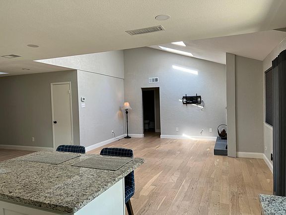 5th image of 403 Twin Oaks Ct