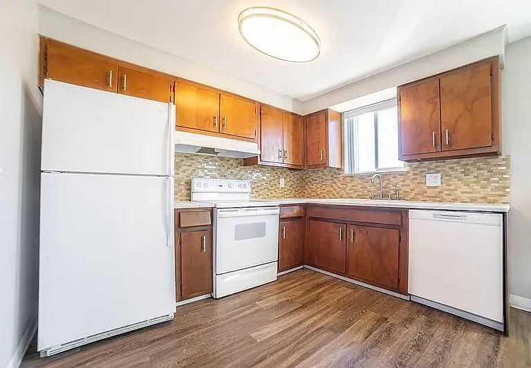COTTONWOOD APARTMENTS — Photo 31