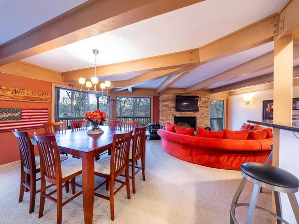 880 Windsor DRIVE #J2, Fontana, WI 53125