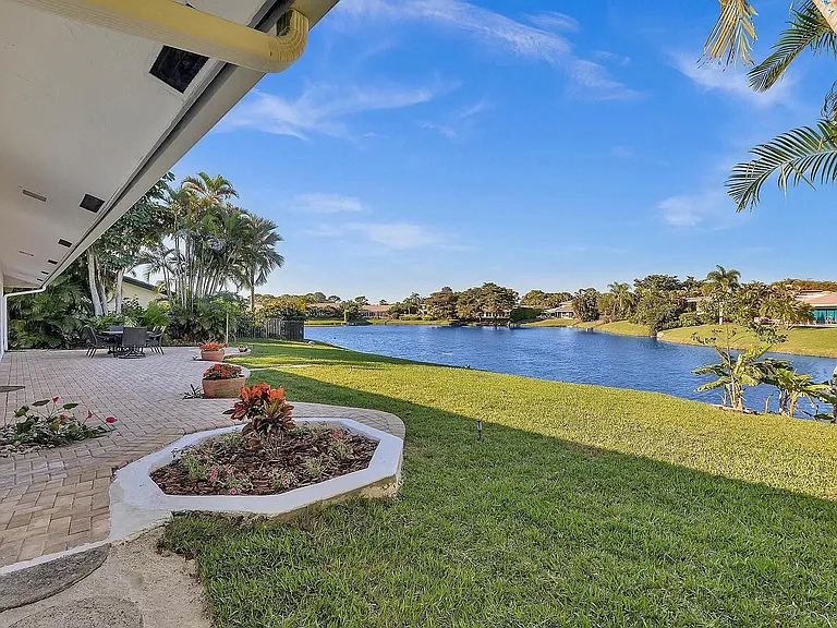 4989 Pineview Cir — Photo 13