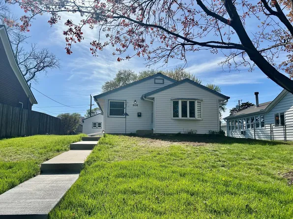 306 Madison Ave S, Hopkins, MN 55343