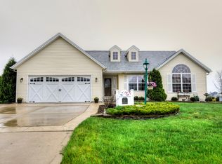 3200 E Lindy Ln, Oak Creek, WI 53154
