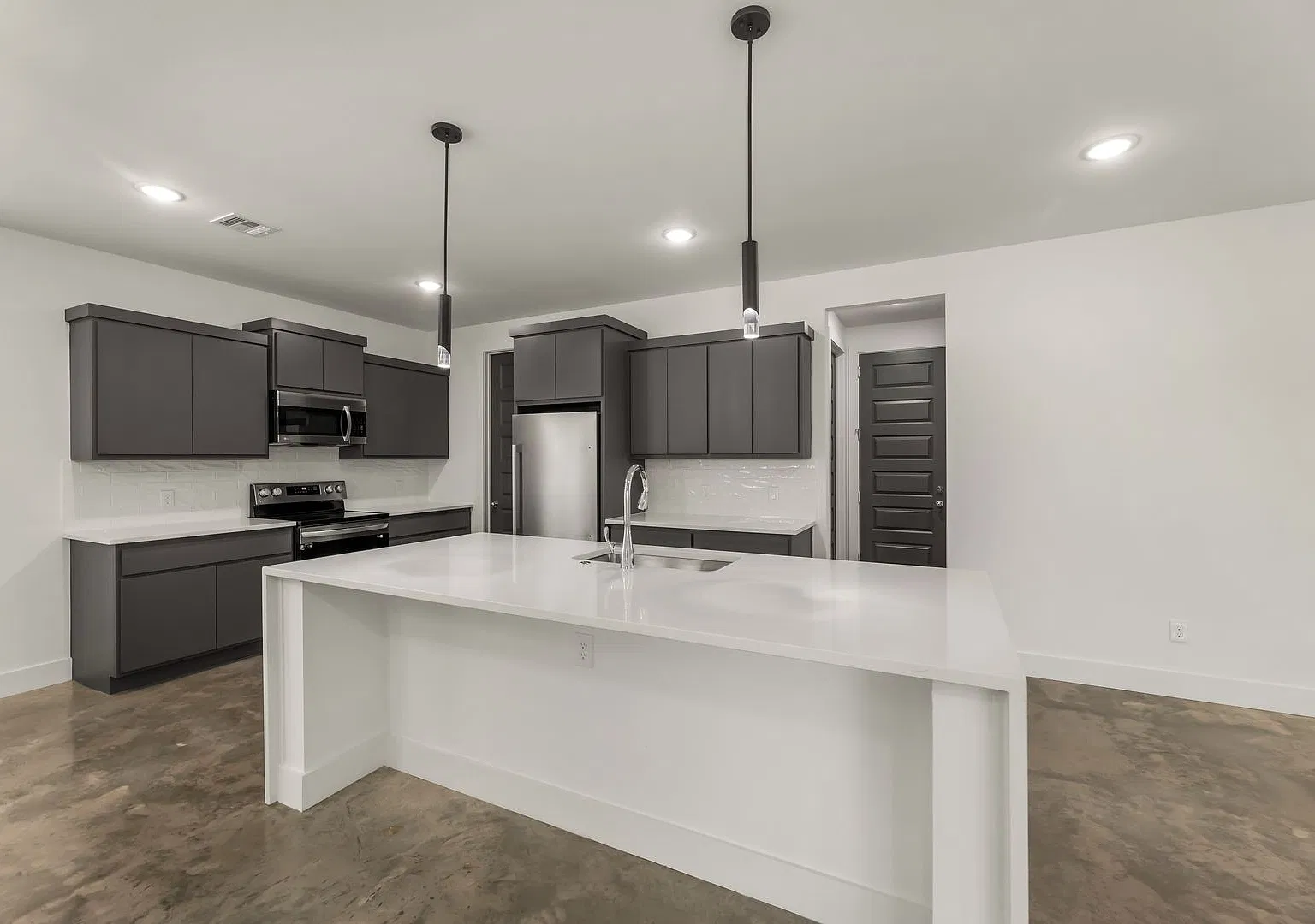Pre-Leasing Fall 2027 Wolf Den 3BR Near South College Station — Photo 2