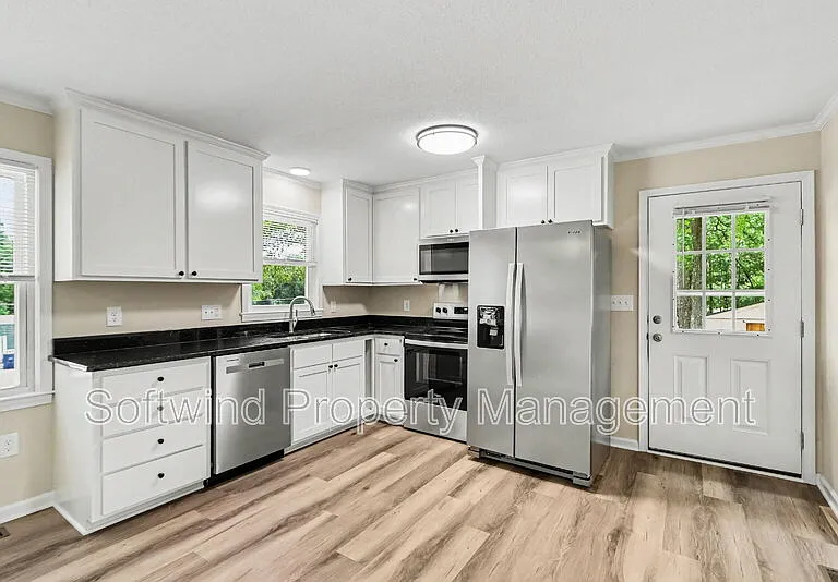 1050 Pinecrest Dr — Photo 7