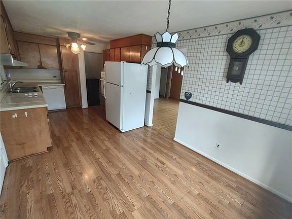 4th image of 35 Caren Dr