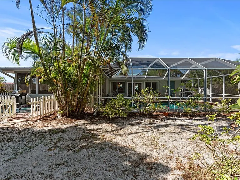 7860 Holiday Dr — Photo 24
