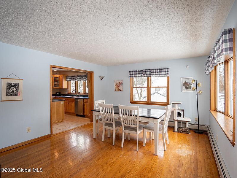 4th image of 33 Russell Avenue