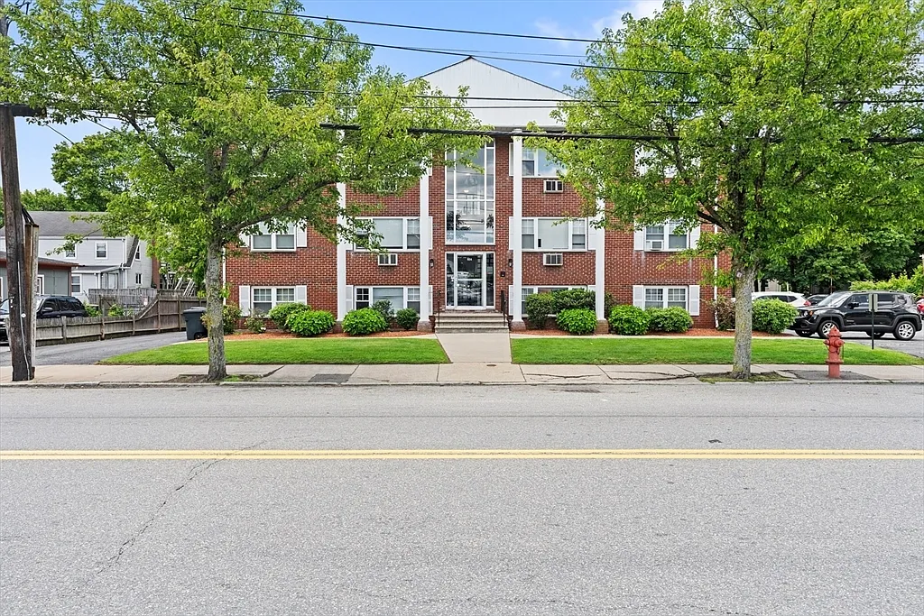 1 bed, 627 sqft, $2,200 — Photo 1