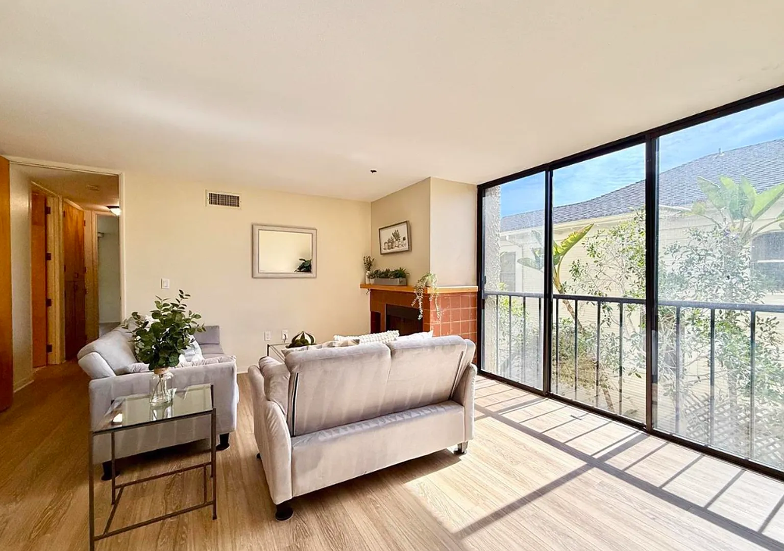 2 bed, 2.0 bath, 968 sqft, $2,700 — Photo 3