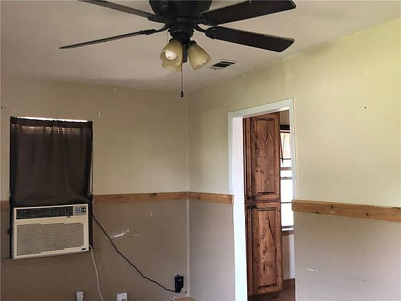 3rd image of 391 Hitchcock Ln