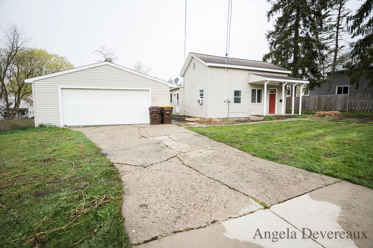 427 Taylor Ct photo 1